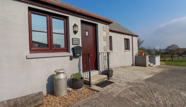 THE OLD MILKING PARLOUR, family friendly, with a garden in Par
