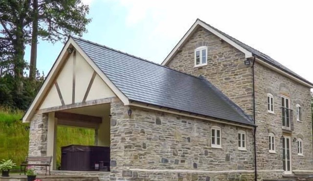 THE OLD MILL, pet friendly, character holiday cottage in Dolau