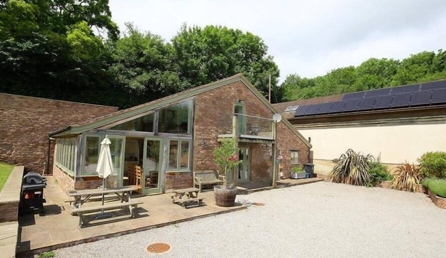 THE OLD MILL, pet friendly, character holiday cottage in Cinderford