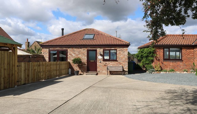 THE OLD MILL HIDEAWAY, with hot tub in Ellerton