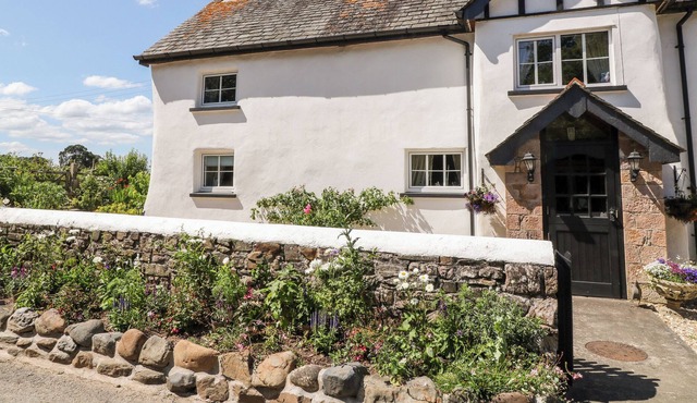 THE OLD MILL HOLIDAY COTTAGE, pet friendly in Okehampton