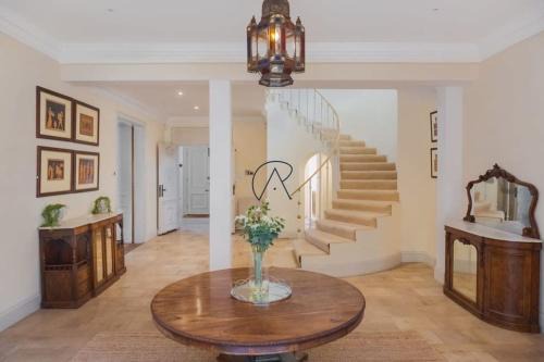 The Old Mill House, Windsor Riverside Hidden Gem!