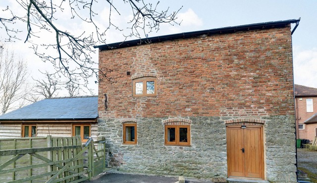THE OLD MILL, pet friendly, character holiday cottage in Stockton