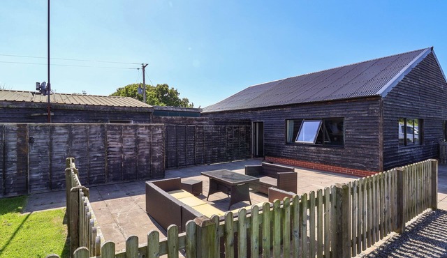 THE OLD NURSERY, family friendly, with a garden in Bangor-On-Dee