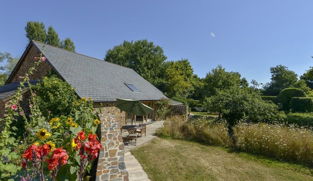 THE OLD PARLOUR, pet friendly, with a garden in Sampford Courtenay