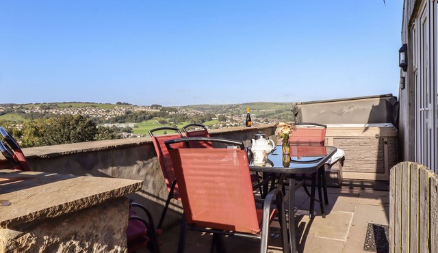 THE OLD PIGGERY, pet friendly, with hot tub in Haworth