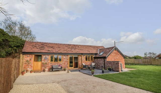 THE OLD PIGGERY, pet friendly, character holiday cottage in Defford