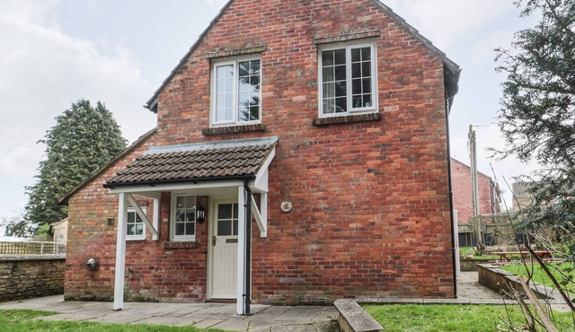 THE OLD POLICE HOUSE, pet friendly, with a garden in Beaminster