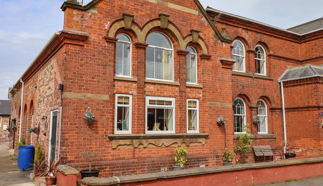 THE OLD POLICE HOUSE, pet friendly, with hot tub in Withernsea
