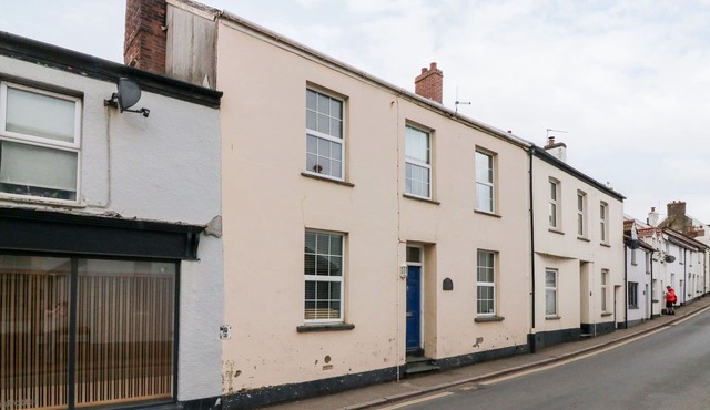 THE OLD POLICE HOUSE, pet friendly, with a garden in Braunton