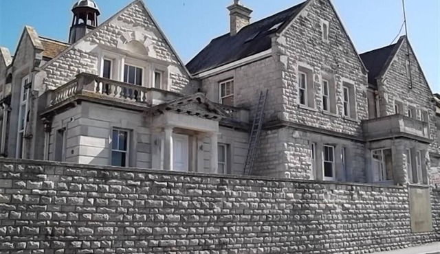 THE OLD PORTLAND COURTHOUSE, country holiday cottage in Fortuneswell