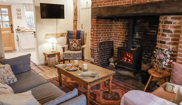 THE OLD POST BOX, pet friendly, with open fire in Halesworth