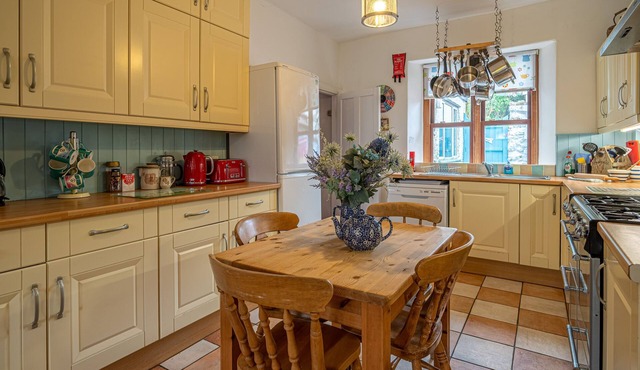 The Old Post Office - Large 6-bedroom property, ideal for families & dog-friendly.