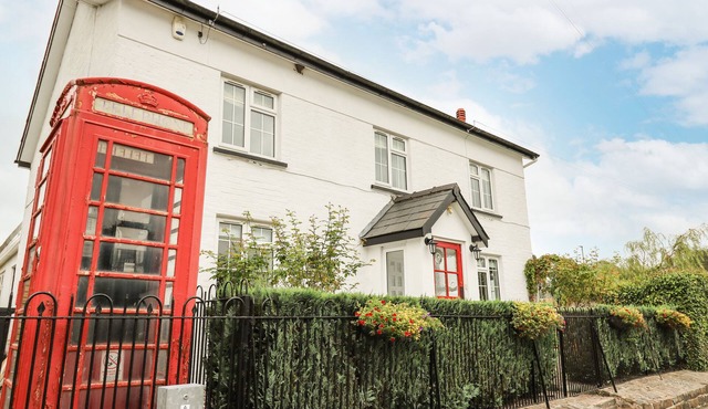 THE OLD POST OFFICE, pet friendly, with hot tub in Llandrindod Wells