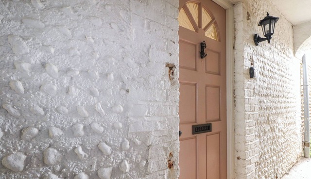 THE OLD POST OFFICE, pet friendly, with open fire in Littlehampton