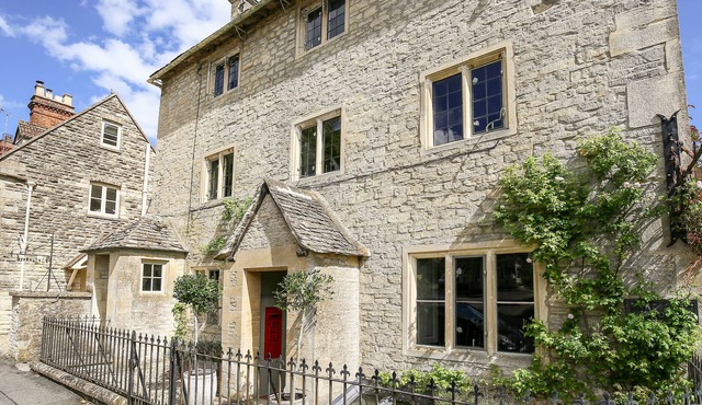 THE OLD POST OFFICE, pet friendly, with open fire in Coln St Aldwyns