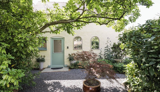 THE OLD POST OFFICE BARN, romantic, with a garden in Welland