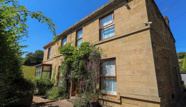 THE OLD POST OFFICE - PET FRIENDLY GROUP STAYS IN HOLMFIRTH in Holmfirth