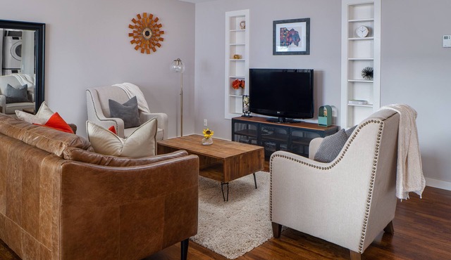 "The Old Post Office" - Mid-Century Mod Apartment in Downtown Driggs - With W/D