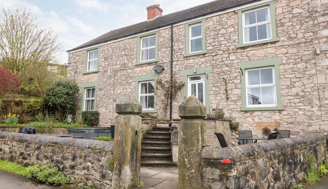 THE OLD POST OFFICE, pet friendly, with hot tub in Wirksworth