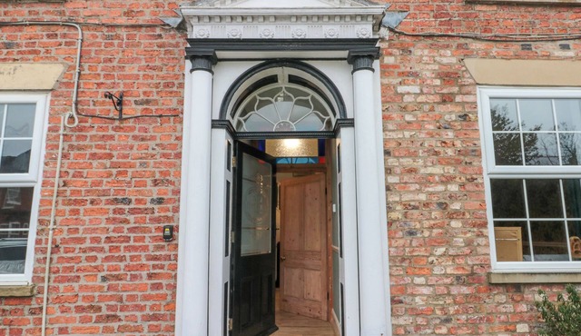 THE OLD POST OFFICE, pet friendly, with a garden in York