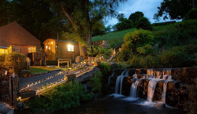 The Old Pumphouse Shepherds Hut with Hot Tub