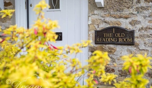 THE OLD READING ROOM, pet friendly, with open fire in Langton Herring