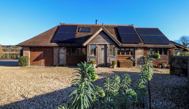 THE OLD SCHOOL COTTAGE, pet friendly, with open fire in Tincleton