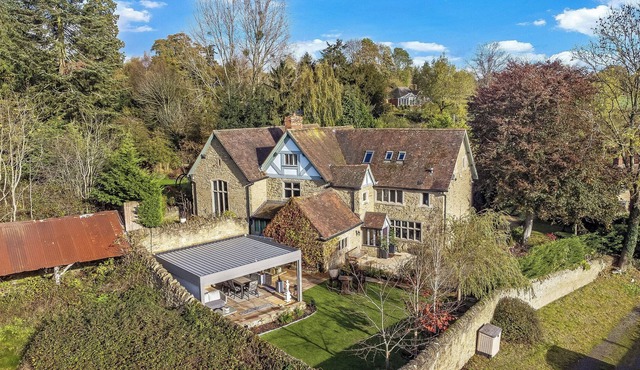 THE OLD SCHOOL, family friendly, with hot tub in Craven Arms