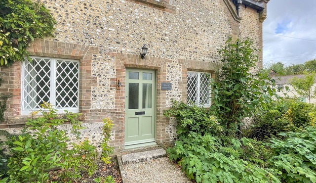 THE OLD SCHOOL HOUSE, pet friendly, with open fire in Piddletrenthide
