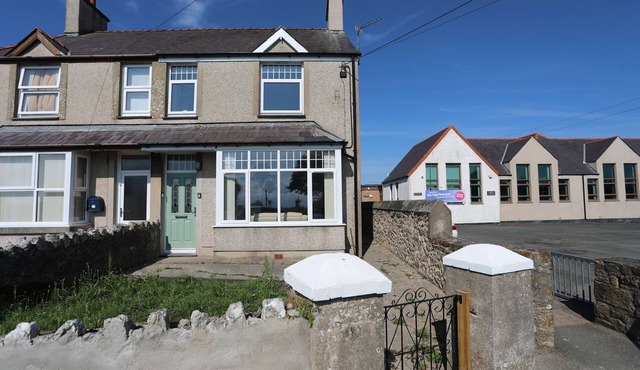 THE OLD SCHOOL HOUSE, pet friendly, with hot tub in Bodorgan