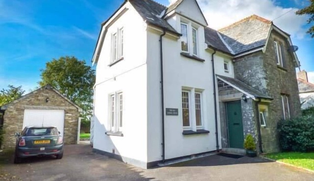 THE OLD SCHOOL HOUSE, pet friendly, with a garden in Lewannick