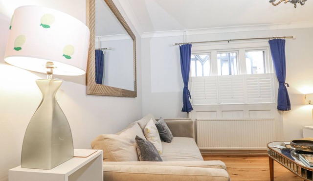 THE OLD SCHOOL HOUSE, pet friendly, character holiday cottage in Eton