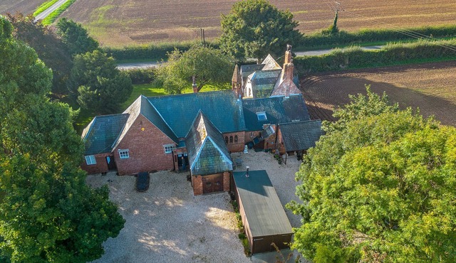 THE OLD SCHOOL HOUSE, pet friendly, with a garden in Patrington