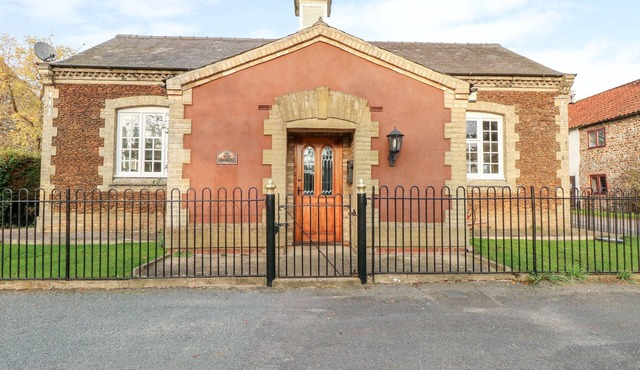 THE OLD SCHOOL, pet friendly, with open fire in Downham Market
