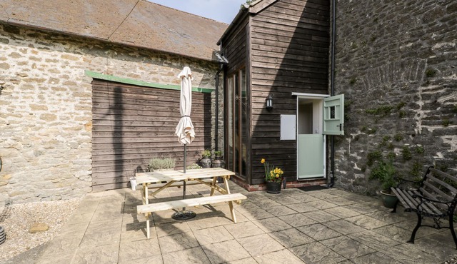 THE OLD SCHOOL ROOM, character holiday cottage in East Chelborough