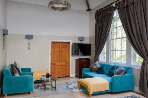 The Old School Rooms Beautiful Georgian apartment, sleeps 12 with Wifi and Parking, near Bath