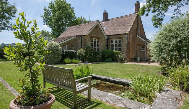 The Old School - sleeps 6 guests in 3 bedrooms