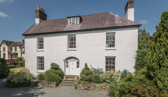 THE OLD SCHOOLHOUSE AND COTTAGE, family friendly in Bishop's Castle