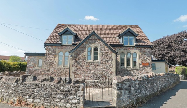 THE OLD SCHOOLROOMS, family friendly in Holcombe, Somerset