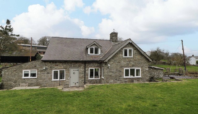 THE OLD SHOP, pet friendly, character holiday cottage in Painscastle