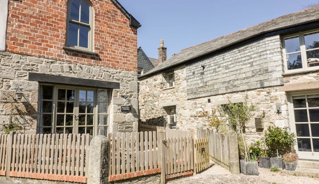 THE OLD SMITHY, pet friendly, with a garden in St Columb Major