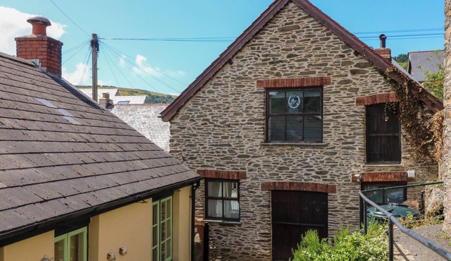 THE OLD SMITHY, pet friendly, character holiday cottage in Lynton