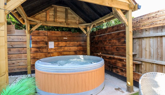 THE OLD SMOKEHOUSE, family friendly, with hot tub in Rugeley