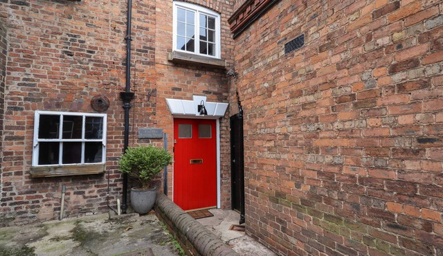 THE OLD SORTING OFFICE, pet friendly, with hot tub in Hawarden