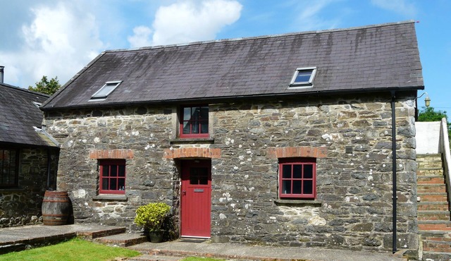 THE OLD STABLE, pet friendly, character holiday cottage in Fishguard