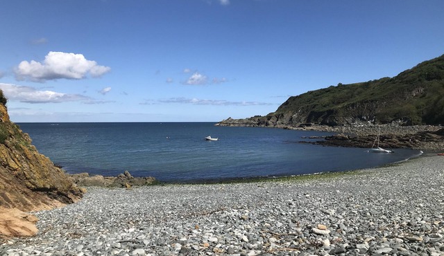 THE OLD STABLE, pet friendly, character holiday cottage in Porthallow