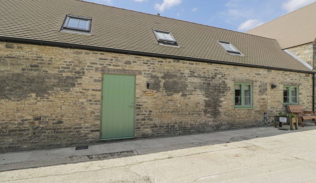 THE OLD STABLE, pet friendly, character holiday cottage in Eynsham