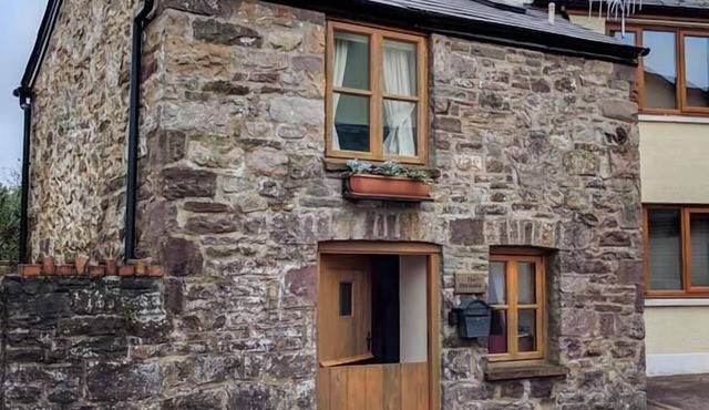 THE OLD STABLE, pet friendly, country holiday cottage in Gilwern