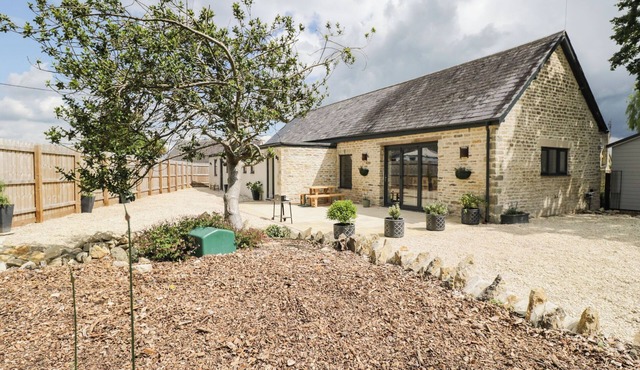 THE OLD STABLE, pet friendly, character holiday cottage in Gillingham